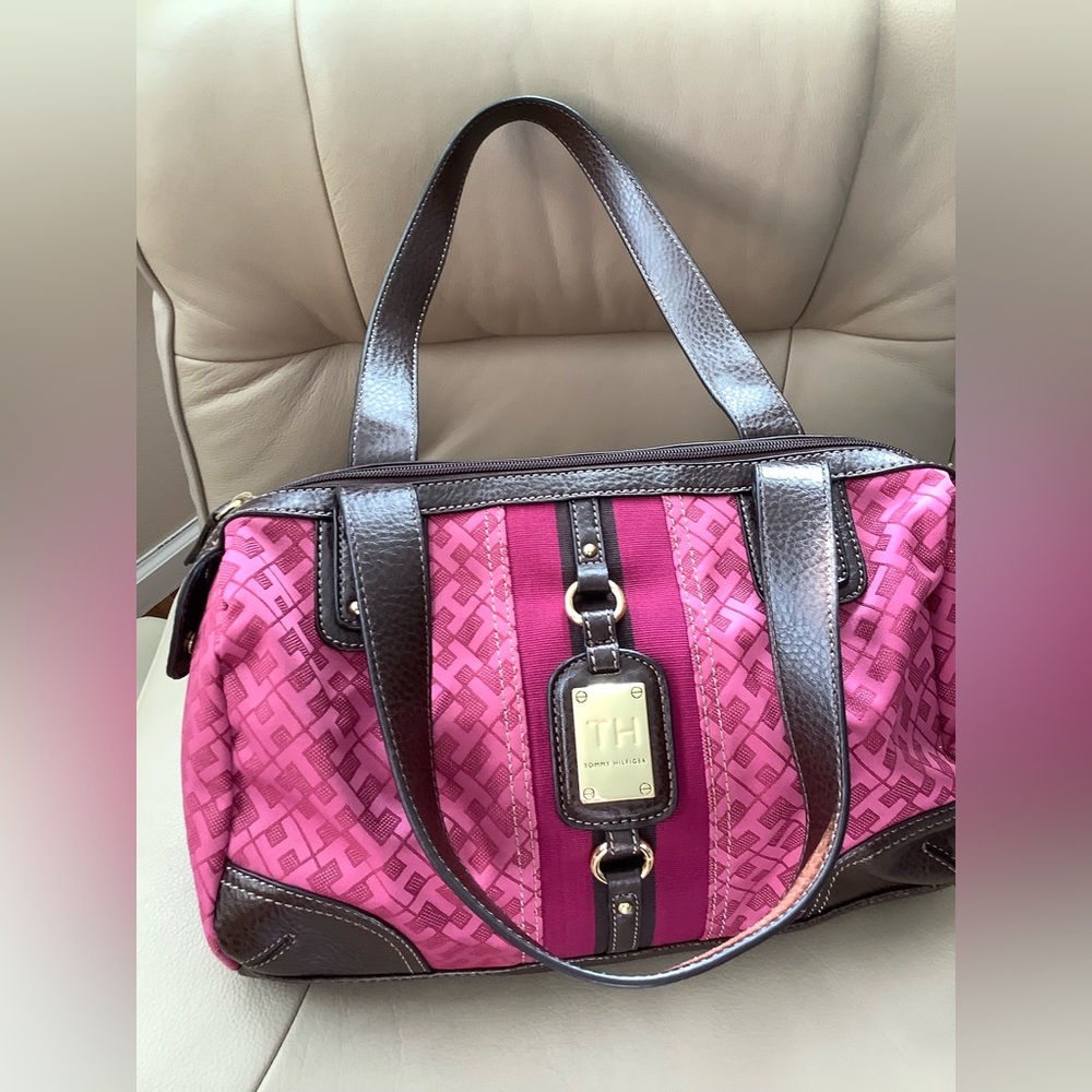 NEW Tommy Hilfiger Hand/ Shoulder Bag with Logo design Gorgeous. - Picture 14 of 15